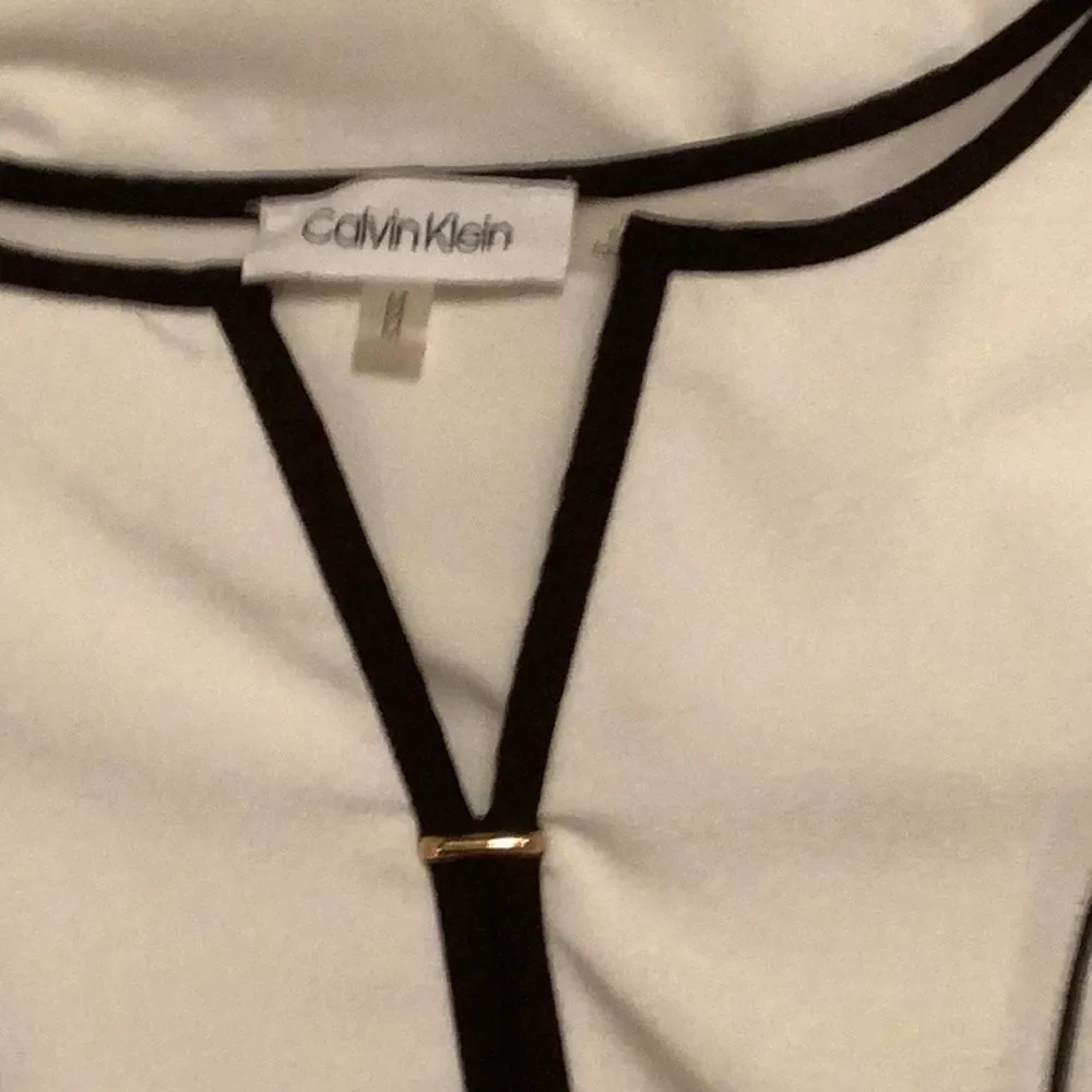⚪ Calvin Klein White Split-Neck Sleeveless Blouse w/Black Trim & Gold Bar – Sz M